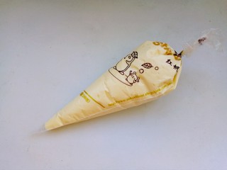 15、芝士蛋糕,将蛋糕糊装入裱花袋中。