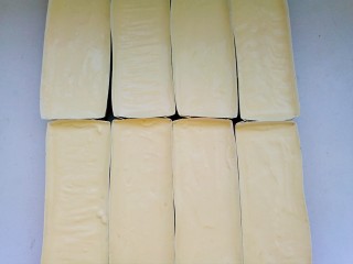 16、芝士蛋糕,挤入模具中。烤箱中放入一盆热水，隔水烘烤。180度先烘烤10分钟，再转为150度烘烤15分钟。