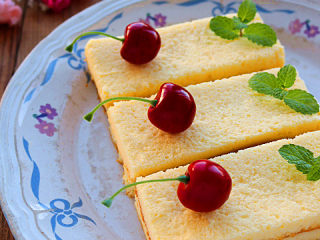 17、芝士蛋糕,等蛋糕凉后再脱模即可。