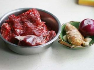 1、红烧牛肉面,原料图片