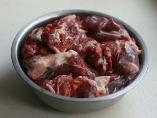 2、红烧牛肉面,牛肉切大块用清水浸泡出血水