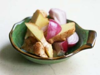 3、红烧牛肉面,葱、姜、葱头分别切块