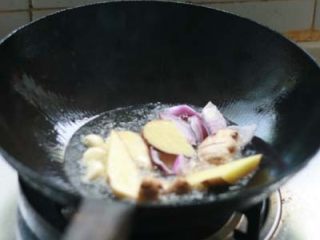 4、红烧牛肉面,葱、姜、葱头炒出香味