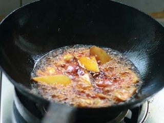 5、红烧牛肉面,下入郫县豆瓣酱煸炒出红油