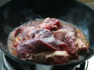 6、红烧牛肉面,放入牛肉块