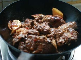 7、红烧牛肉面,煸炒至断生