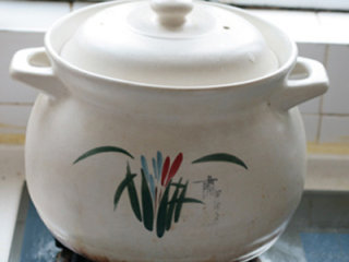 8、红烧牛肉面,倒入砂锅，加开水、香料、调料，大火烧沸，转小火炖一个小时