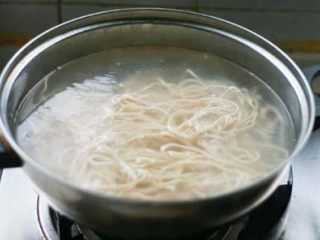 11、红烧牛肉面,面条下沸水中煮熟