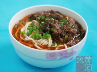 13、红烧牛肉面,浇上牛肉汤，放牛肉块、撒香葱即可
