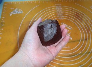 4、浓情巧克力礼盒,将巧克力液盖上保鲜膜放在阴凉处或冰箱冷藏室,等凝固后即可使用。