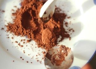 20、浓情巧克力礼盒,把捞出来的巧克力球放进可可粉里。推动巧克力球在可可粉里滚一圈,使表面沾满可可粉,然后放在平盘上直到巧克力球完全变硬。