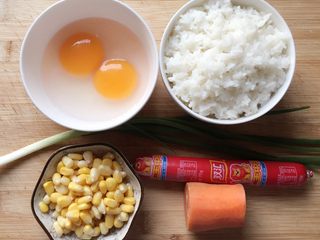 1、百变鸡蛋+蛋包饭,准备好所需食材。