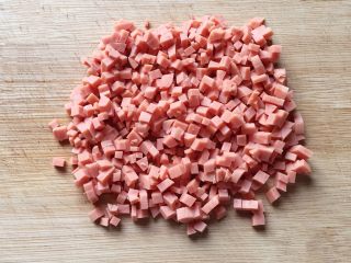 3、百变鸡蛋+蛋包饭,火腿肠切丁备用。