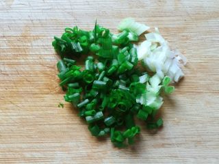 5、百变鸡蛋+蛋包饭,小葱洗净切葱花备用。