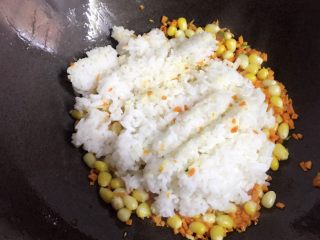 8、百变鸡蛋+蛋包饭,倒入白米饭，用锅铲将米饭压扁后炒散均匀。