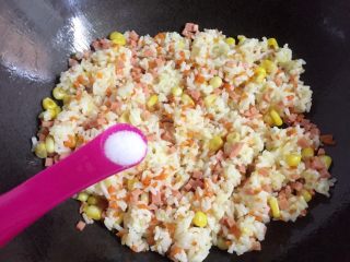 10、百变鸡蛋+蛋包饭,加入适量盐调味。