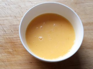 13、百变鸡蛋+蛋包饭,在鸡蛋碗里加一丁点盐，然后用筷子朝一个方向搅拌均匀。