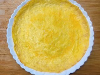 15、百变鸡蛋+蛋包饭,将煎好的蛋饼皮平铺放入盘中。