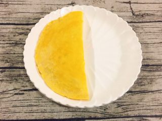 17、百变鸡蛋+蛋包饭,再将另一半蛋饼掀起来覆盖到炒饭上，成为一个半圆形。