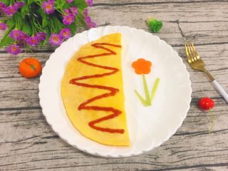 18、百变鸡蛋+蛋包饭,再挤点番茄酱点缀一下，美美哒！好看又好吃的蛋包饭做好了，慢慢享用吧。