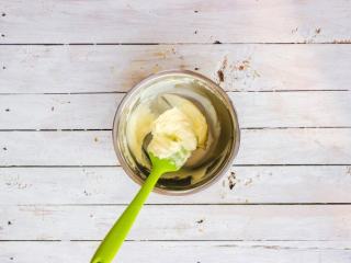 3、柠檬塔,塔皮软化后的黄油用刮刀搅拌顺滑