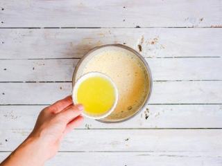 10、柠檬塔,缓慢的倒入柠檬汁,一边加入一边借助打蛋器搅打混合