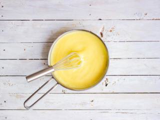 12、柠檬塔,将混合物转移到小锅中,小火加热并不断地搅拌,直至略微浓稠后离火