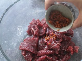 4、椒盐牛肉,倒入椒盐;