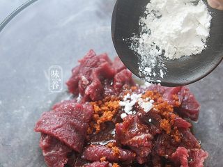 6、椒盐牛肉,放入淀粉;