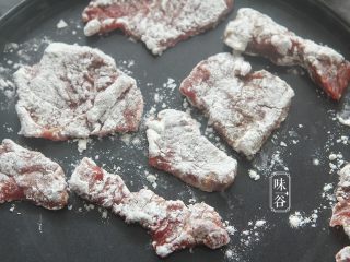 10、椒盐牛肉,把牛油2面都沾上一层淀粉;