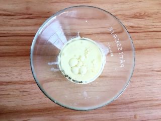 2、原味蛋糕卷,牛奶、色拉油混合倒入一个稍大的盆里搅拌均匀;