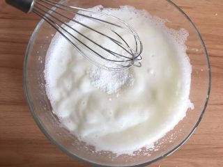 5、原味蛋糕卷,打到蛋清比较细腻的时候,再加入剩下2\1白砂糖