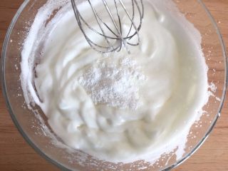 6、原味蛋糕卷,打到出现明显的纹路时,加入剩下的白砂糖