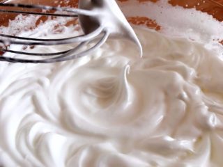 7、原味蛋糕卷,打到提起打蛋器,出现小弯钩时停止打发