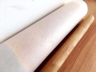 12、原味蛋糕卷,卷好后,定型10分钟,然后放入冰箱冷藏半个小时;