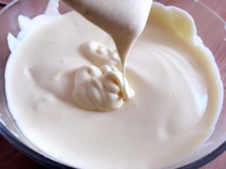 9、原味蛋糕卷,拌好的蛋黄糊非常细腻,好轻盈;