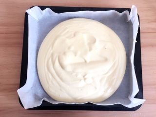 10、原味蛋糕卷,烤盘铺上硅油纸,蛋黄糊倒入烤盘内,稍稍整平,最后轻轻震2下震出大气泡;