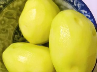 1、平底锅版健康无油香脆薯片,土豆削皮备用（大土豆一个，小土豆两到三个）