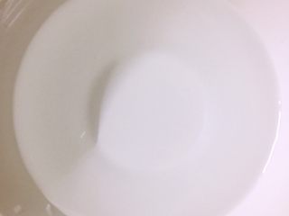 2、平底锅版健康无油香脆薯片,准备一碗水