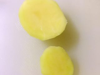 4、平底锅版健康无油香脆薯片,削土豆到最后有不能削的小块，因为削到最后，手就无法捏土豆了