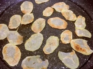 9、平底锅版健康无油香脆薯片,翻面后继续慢烘至脱水微黄