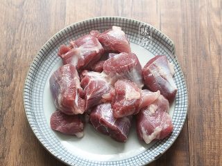 2、木瓜苹果瘦肉汤,将瘦肉洗净，切成几大块（用瘦肉煲汤建议最好选择猪腱肉去煲汤）
