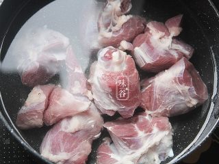 3、木瓜苹果瘦肉汤,猪腱肉放到锅里加清水大火煮开1、2分钟。