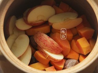 6、木瓜苹果瘦肉汤,将所有材料都放入汤煲内。