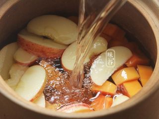 7、木瓜苹果瘦肉汤,放入适量清水。(水量：大约2L左右)盖上锅盖。