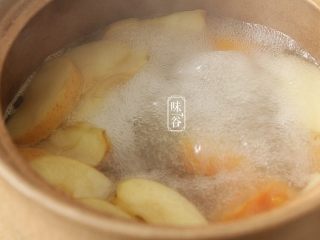 8、木瓜苹果瘦肉汤,大火沸腾后转小火煲1个小时（怕木瓜煮烂的话也可以1小时后再放木瓜煲半小时）。