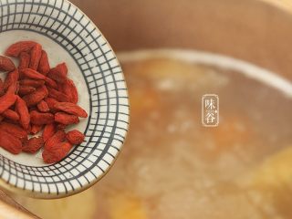 10、木瓜苹果瘦肉汤,放入枸杞即可。（煲汤收尾时再放入枸杞,这样可防止大量营养成分流失）