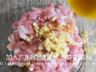 3、这样做的茄盒不用炸,煎烧茄盒少油健康又入,倒入姜末,1勺料酒,适量盐,少许胡椒粉