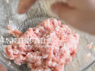4、这样做的茄盒不用炸,煎烧茄盒少油健康又入,搅拌后摔打使肉馅上劲