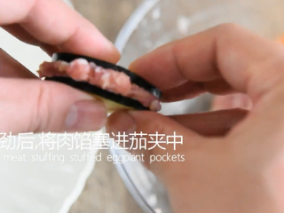 5、这样做的茄盒不用炸,煎烧茄盒少油健康又入,上劲后,将肉馅塞入盒夹中
